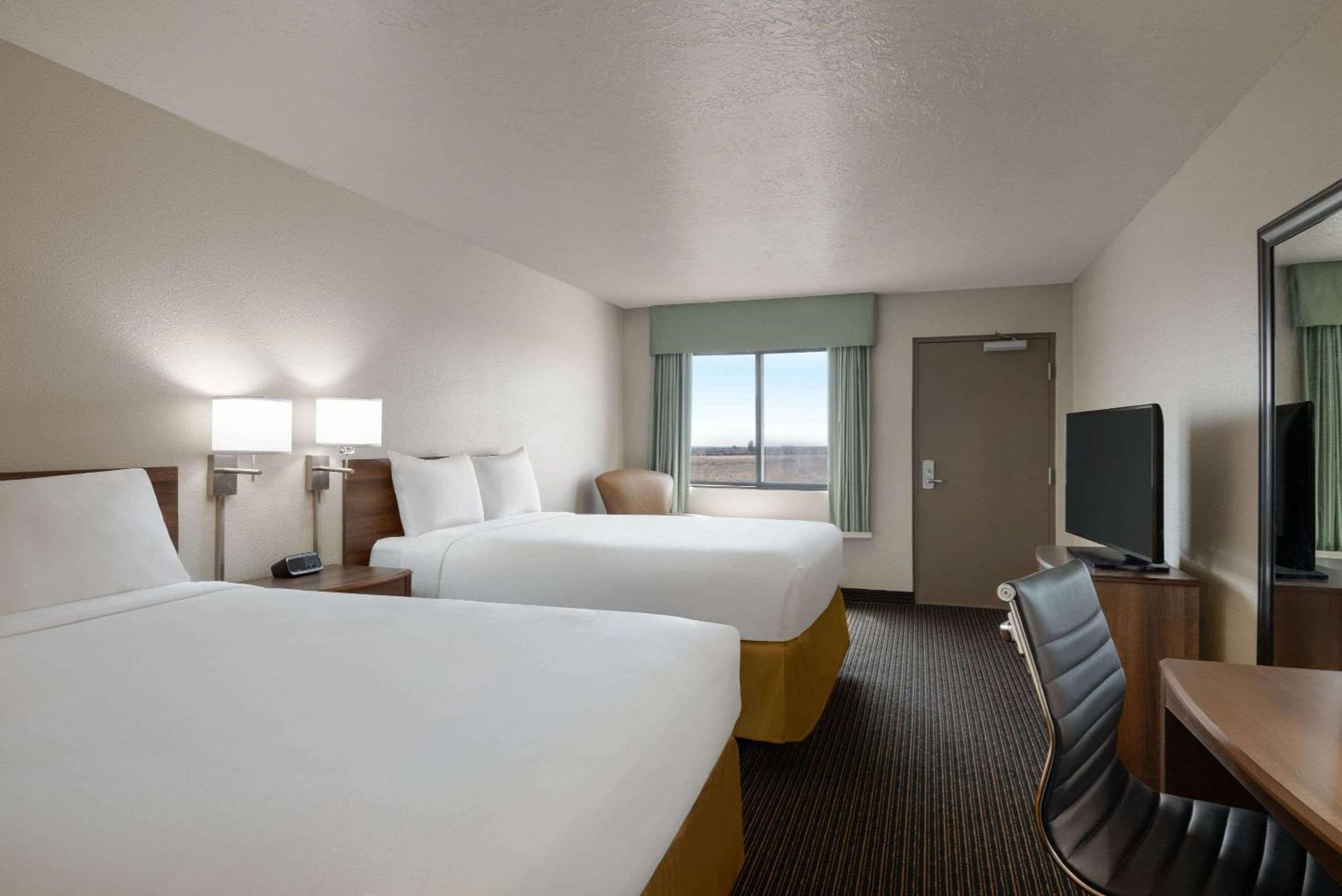 Travelodge By Wyndham Vaughn Exterior photo