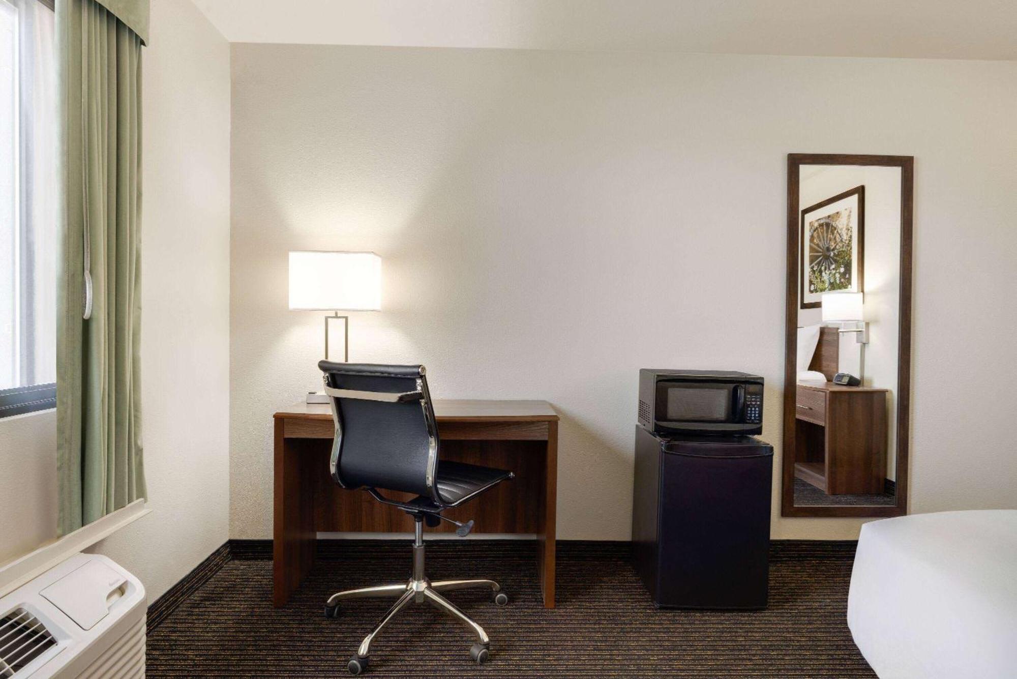 Travelodge By Wyndham Vaughn Exterior photo