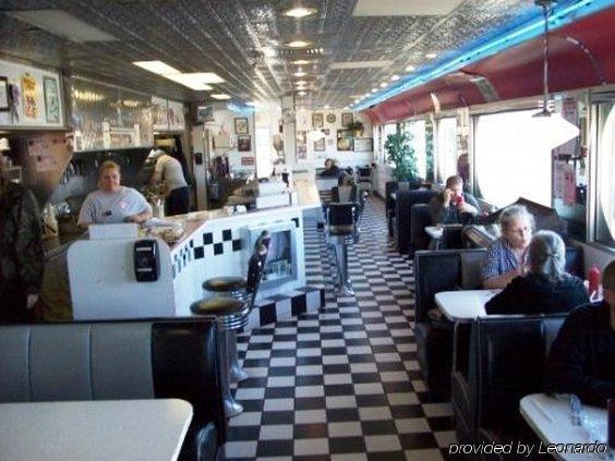 Travelodge By Wyndham Vaughn Restaurant photo